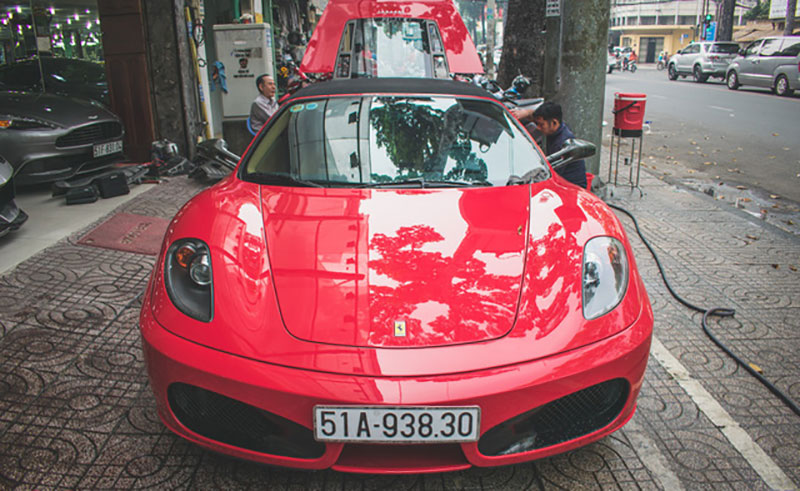 Hàng hiếm Ferrari F430 Spider tháo bánh lau chùi trên vỉa hè Sài Gòn